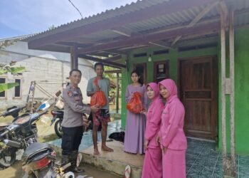 Polsek Patia Salurkan Bantuan Sembako dari Kapolda Banten untuk Warga Terdampak Banjir di Desa Sidamukti