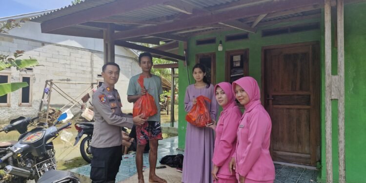 Polsek Patia Salurkan Bantuan Sembako dari Kapolda Banten untuk Warga Terdampak Banjir di Desa Sidamukti