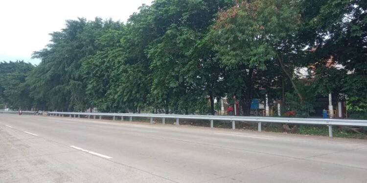 Tidak Ada Lagi Truk Parkir di Badan Jalan Nasional Cirabit, Tokoh Masyarakat Apresiasi Kinerja Polres Serang