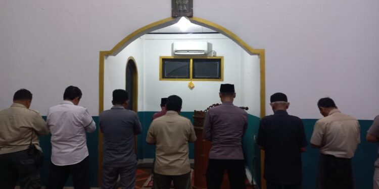 Personil Kskp Merak Polres Cilegon Polda Banten Laksanakan Sholat Shubuh Berjamaah