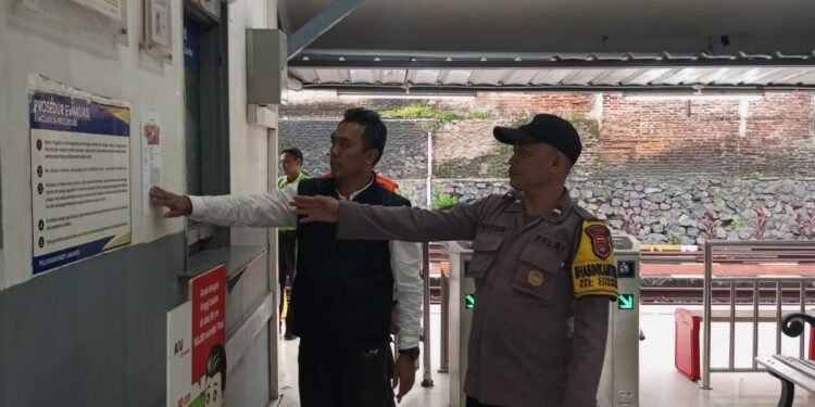 Bhabinkamtibmas Polsek Ciwandan Sambang Kamtibmas Bersama Petugas KAI Stasiun Krenceng