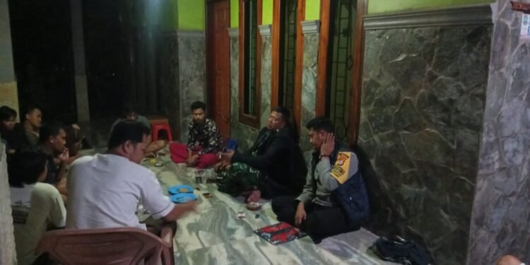 Bhabinkamtibmas Polsek Ciwandan Sambang Malam Melekat Dilingkungan Warga Antisipasi Gangguan Kamtibmas