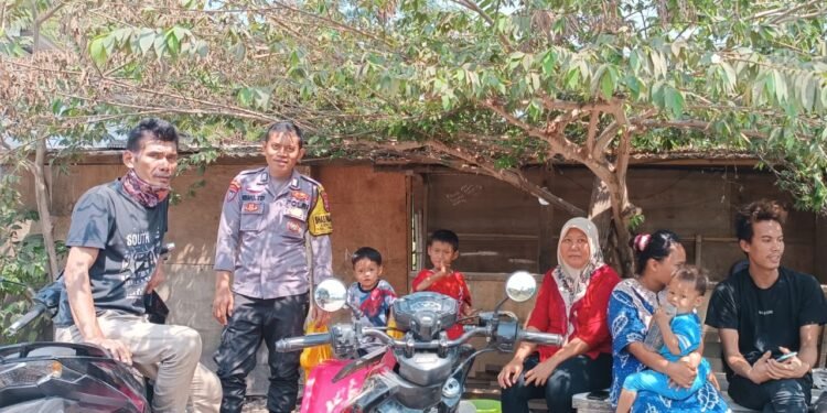 Bhabinkamtibmas merangkul warga