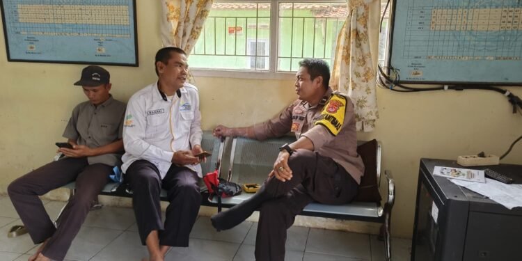 Bhabinkamtibmas Polsek Mancak Jalin Komunikasi Sosial Sambil Ngopi