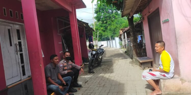 Bhabinkamtibmas Polsek Rangkasbitung Polres Lebak Sambangi Warga Desa Aweh