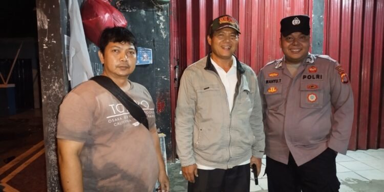 Anggota Polsek Rangkasbitung Polres Lebak Patroli Dialogis Temui Warga  Di Ruko Malangnengah