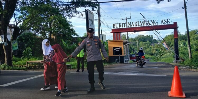 Rutin Kanit Binmas Polsek Rangaksbitung Polres Lebak Sebrangkan Anak Sekolah