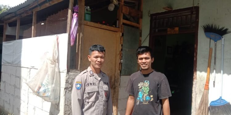 Bhabinkamtibmas Polsek Cimarga Polres Lebak Ngobrol Santai Dengan Pedagang Warung Nasi