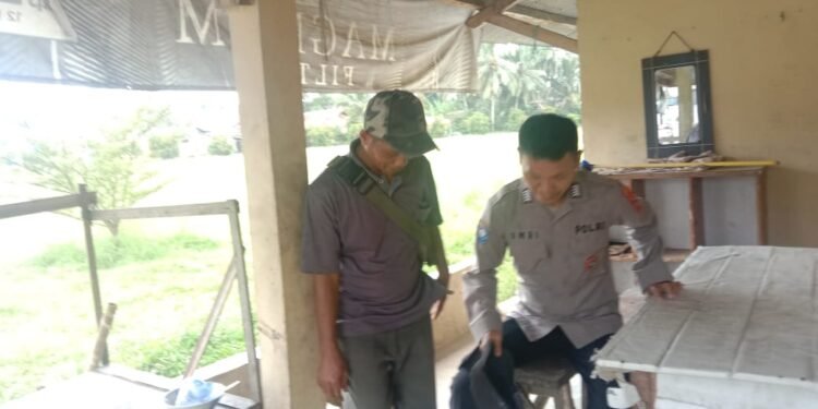 Bhabinkamtibmas Polsek Cimarga Polres Lebak Hampiri Warga Untuk Berkomunikasi Aktif