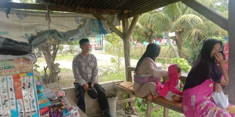 Bhabinkamtibmas Polsek Cimarga Polres Lebak Temui Ibu Pemilik Warung UMKM