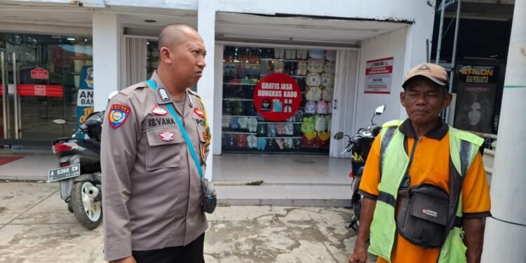 Bhabinkamtibmas Polsek Anyar Berkunjung Kepada Petugas Parkir