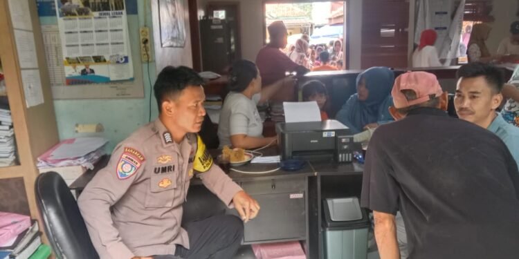 Dengan Cara Sambang, Anggota Polsek Cimarga Polres Lebak Sampaikan Pesan Kamtibmas