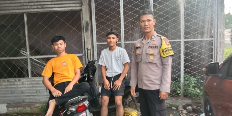 Anggota  Polsek Cimarga Polres Lebak Tatap Muka Dengan Masyarakat  Di Desa Binaannya