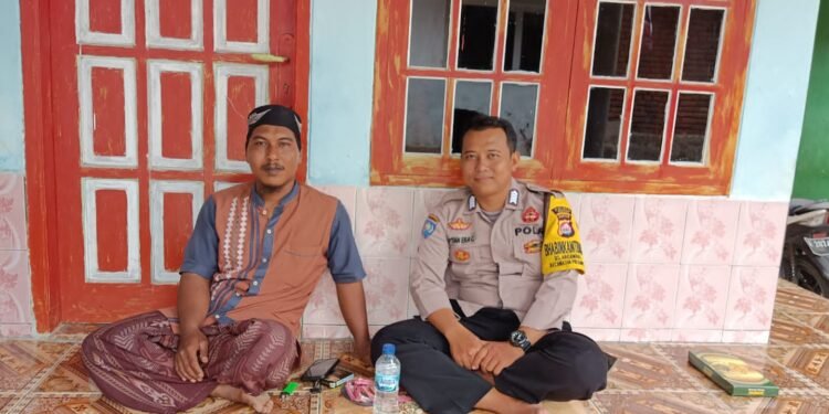 Bhabinkamtibmas Polsek Puloampel Jalin Hubungan Baik dengan Warga Binaannya