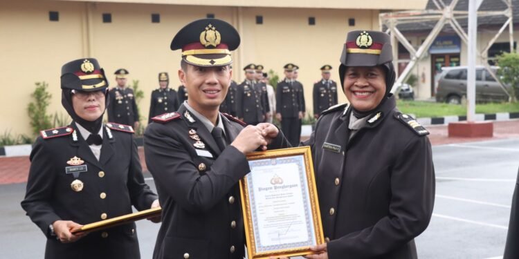 Polres Cilegon melaksanakan  upacara  Memperingati Hari Ibu Ke – 96 Tahun 2024