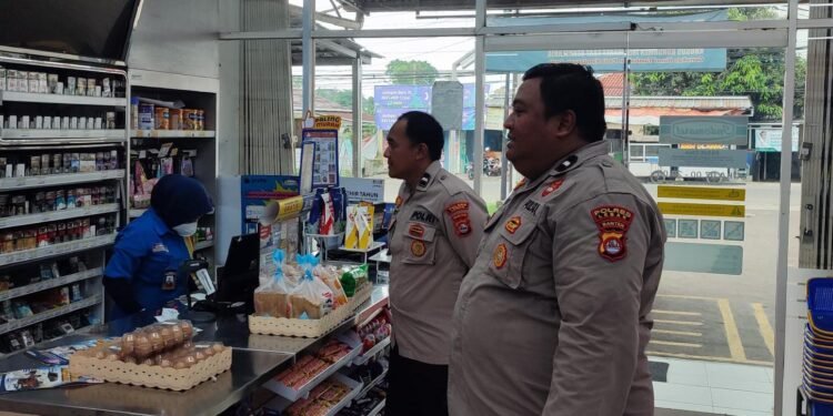 Anggota Polsek Rangkasbitung Polres Lebak Patroli Dialogis Ke Toko Waralaba Alfamart