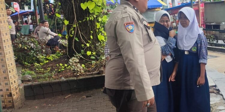 Anggota Polsek Rangkasbitung Polres Lebak Temui Anak Pelajar Di Alun Alun Rangkasbitung