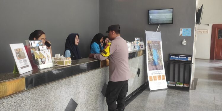 Libur Nasional Polsek Anyar Monitoring Wisatawan di Perhotelan