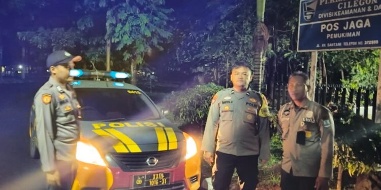 Potroli Blue Light polsek purwakarta Pos Satpam Perumahan Krakatau Stell dan sampaikan himbauan kamtibmas