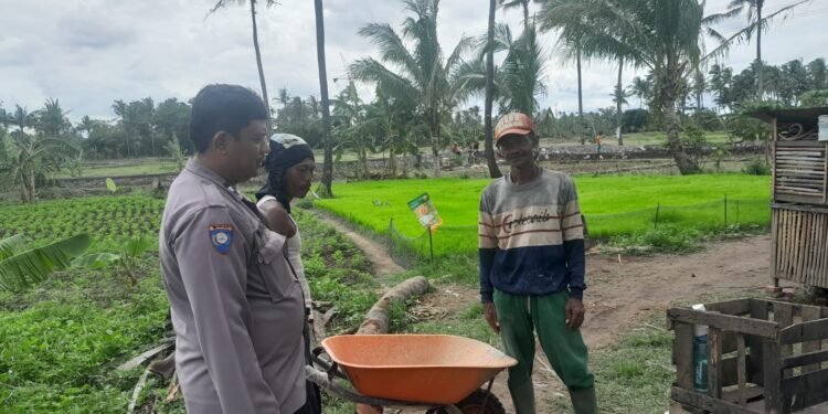 Bersama warga Bhabinkamtibmas Gotong Royong wujud Polri dekat Bersama Masyarakat