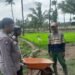 Bersama warga Bhabinkamtibmas Gotong Royong wujud Polri dekat Bersama Masyarakat