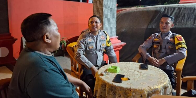 Anggota Bhabinkamtibmas Polsek Cibeber Polres Cilegon Polda Banten kunjungi Warga
