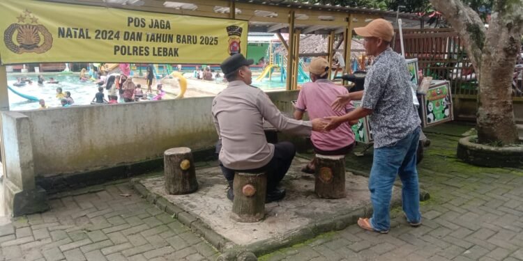 Anggota Bhabinkamtibmas Polsek Cibadak Pastikan Aman jaga Kolam Renang Tirta CMJ