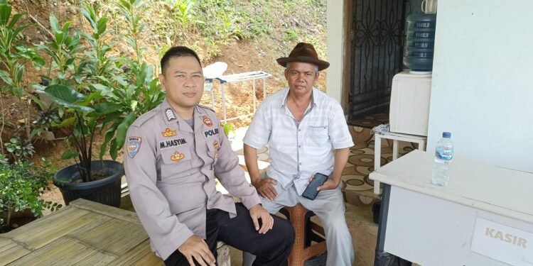 Sambangi Warga, Bhabinkamtibmas Polsek Muncang Polres Lebak jaga silaturahmi Dengan Warga