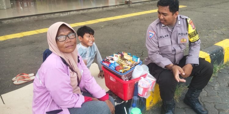 Personil Kskp Merak Polres Cilegon Polda Banten Sambangi Pedagang Asongan