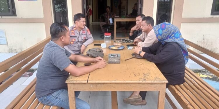 Kapolsek Cimarga Polres Lebak Menjalin Temui Tokoh Masyarakat Desa Margajaya Untuk Cegah Gangguan Kamtibmas