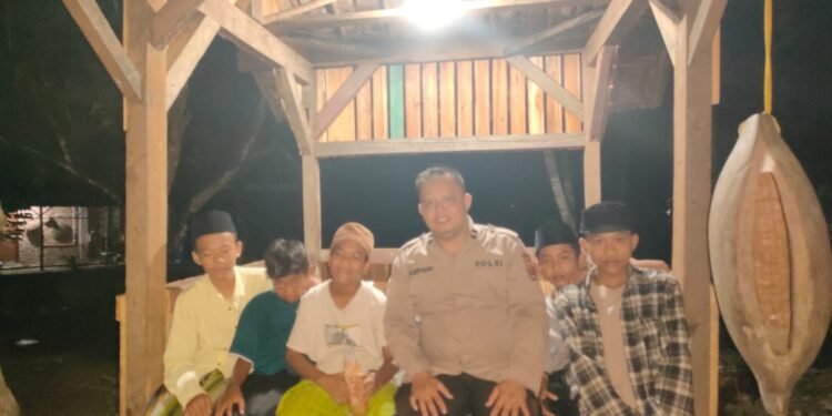 Canda Tawa KA SPKT 2 Dengan Anak-Anak di Wilayah Cimarga “Sambil Ingatkan Agar Rajin Sholat, Belajar dan Hormati Orang Tua”