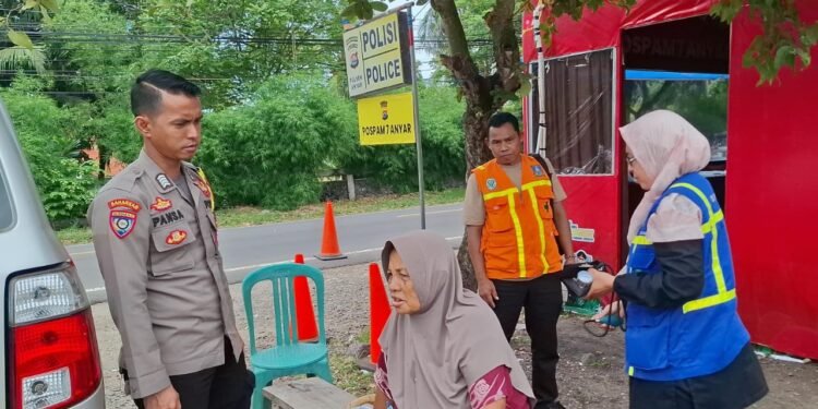 Personil Pos Pam 7 Anyar dan Team Nakes Memberikan Pelayanan Kesehatan