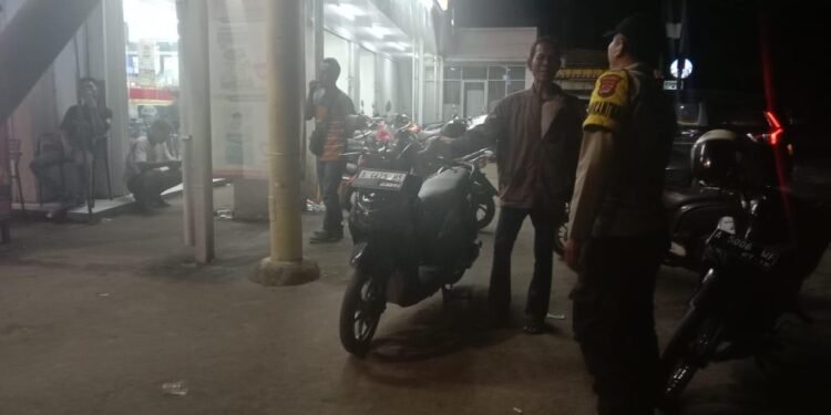 Berikan Rasa Aman Polsek Cinangka Patroli Blue Light Malam Hari