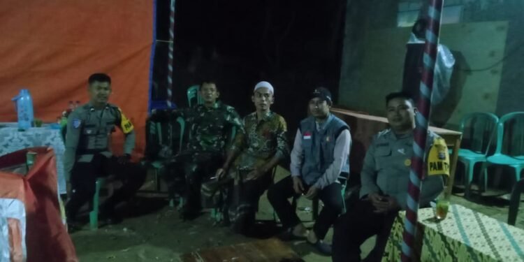 Bhabinkamtibmas Polsek Mancak Jalin Komunikasi Sosial Sambil Ngopi Bersama Warganya