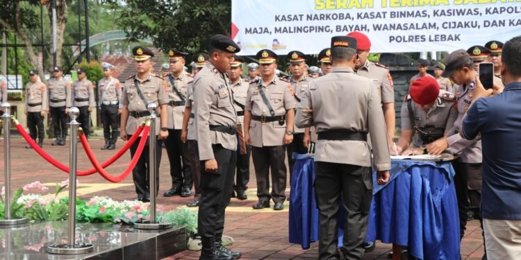 Kapolres Lebak Polda Banten Pimpin Serah terima Jabatan PJU dan Kapolsek Jajaran Polres Lebak di Halaman Mako Polres Lebak .