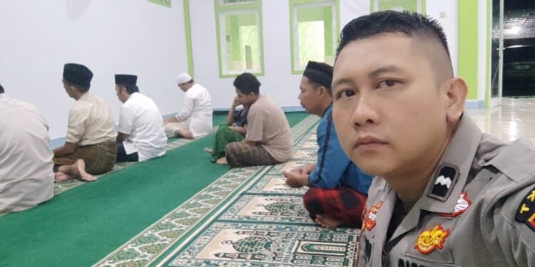 Program Unggulan SULING (Subuh Keliling) Berjamaah, Spiritualitas, Sosial Dan Dekatkan Anggota Polsek Cimarga Polres Lebak Dengan Ajak Masyarakat Cimarga Menjaga Kamtibmas