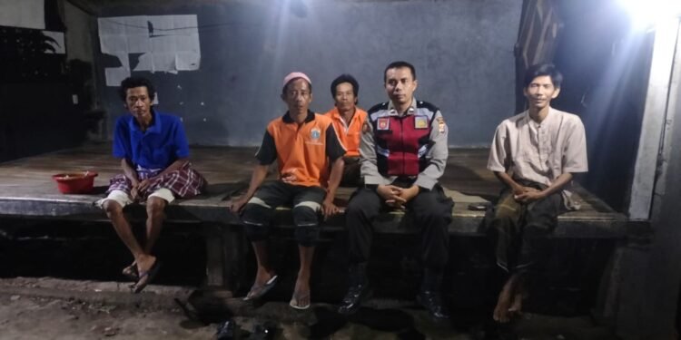 Kanit Samapta Polsek Cimarga Polres Lebak Patroli dan Sambangi Petugas Siskamling