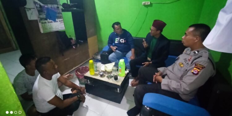Patroli Dialogis, Kanit Samapta Bersama Kanit Reskrim Polsek Cimarga Polres Lebak Kunjungi Tokoh Masyarakat Sangiangjaya Cimarga