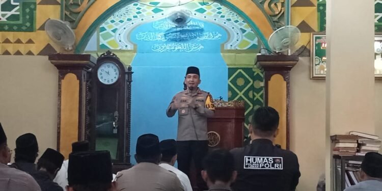 Kapolres Lebak Polda Banten Jumling di Mesjid Al Barokah Ds.Bojongleles Kec. Cibadak Kab.Lebak