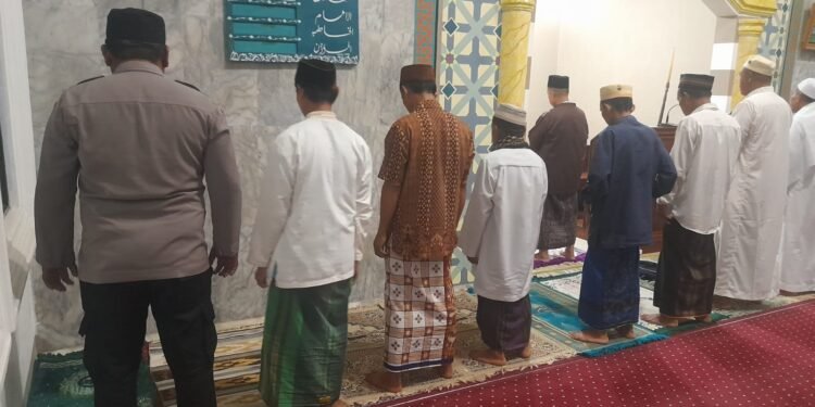 Anggota Polsek Sajira Polres Lebak Laksanakan Sholat Subuh Berjamaah