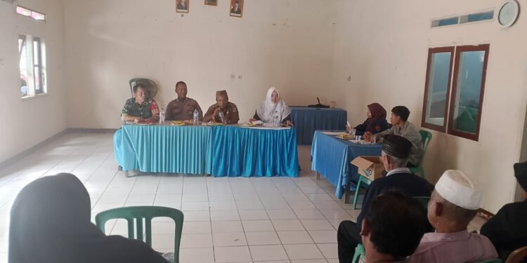 Bhabinkamtibmas Polsek Rangkasbitung Polres Lebak Hadiri Sosialisasi Rencana Penyaluran Pupuk Bersubsidi Di Desa Aweh