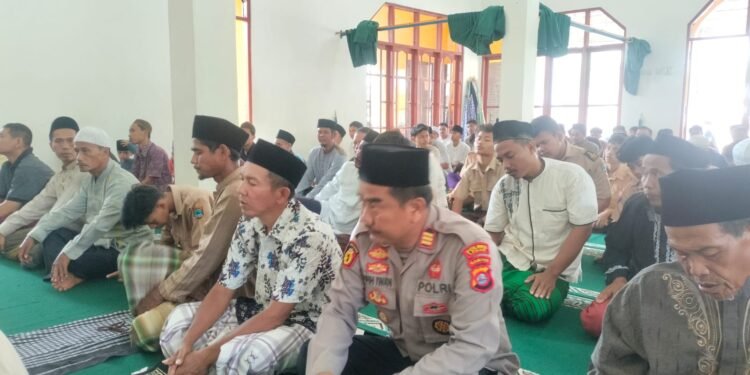 Kapolsek Cimarga Polres Lebak Melaksanakan Shalat Jumat Keliling Di Masjid Baiturrahman