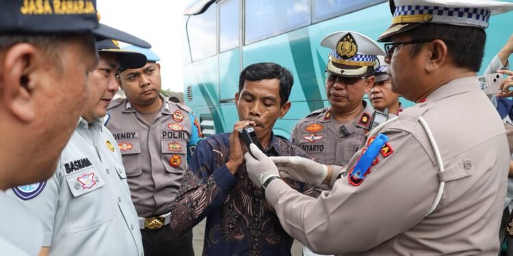 Demi Keselamatan, Polda Banten Lakukan Pemeriksaan Ketat pada Sopir Kendaraan Umum