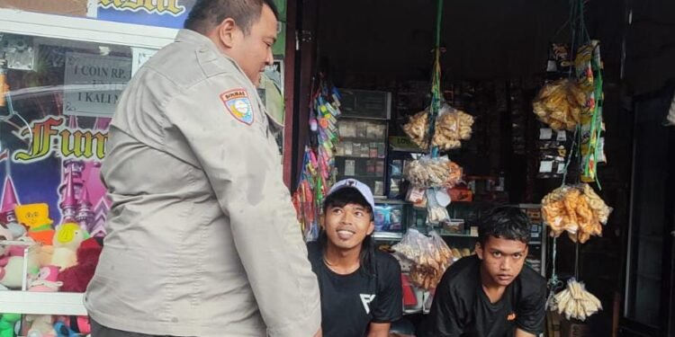 Anggota Polsek Rangkasbitung Polres Lebak Temui Pemuda Di Jalan Siliwangi