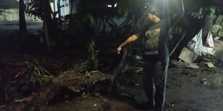 Pergelaran Cepat Anggota Kepolisian (PECAK) Mendatangi Rumah Tertimpa Poho Tumbang