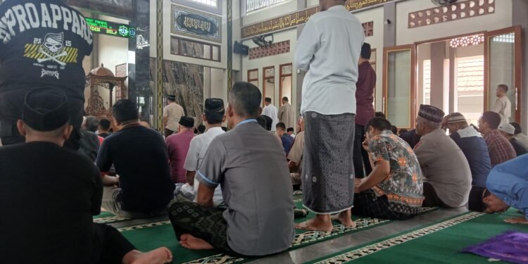 Kapolsek Rangkasbitung Polres Lebak Melaksanakan Giat Sholat Jumat Keliling Di Masjid Al Ikhwan