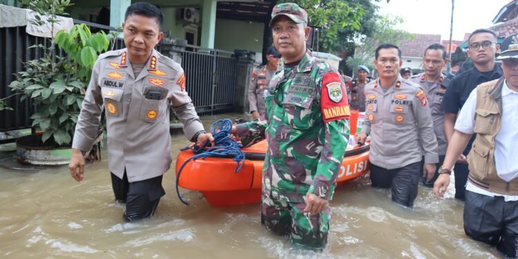 Polri-TNI Bagikan Makanan ke Warga Terdampak Banjir di Sawangan, Depok