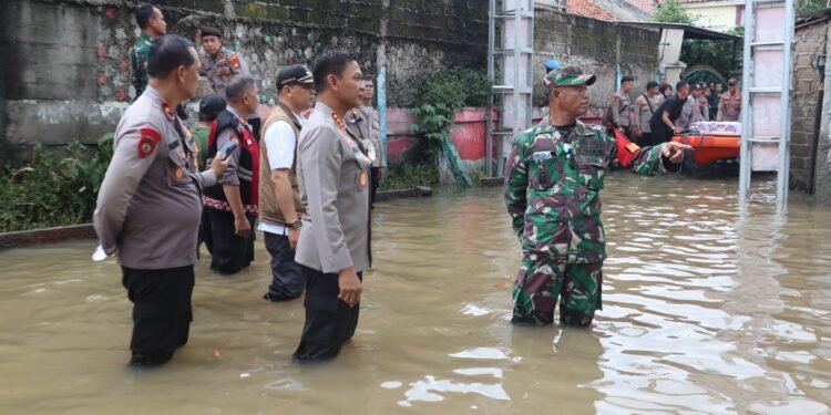 Polri Turun Evakuasi Bantu Warga Korban Banjir di Bekasi dan Depok