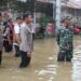 Polri Turun Evakuasi Bantu Warga Korban Banjir di Bekasi dan Depok