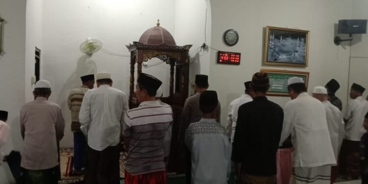 Kapolsek Cimarga bersama Anggota Laksanakan Program Sholat Subuh Keliling